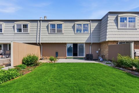 Tiny photo for 670 Versailles Circle #D, Elk Grove Village, IL 60007 (MLS # 12622627)