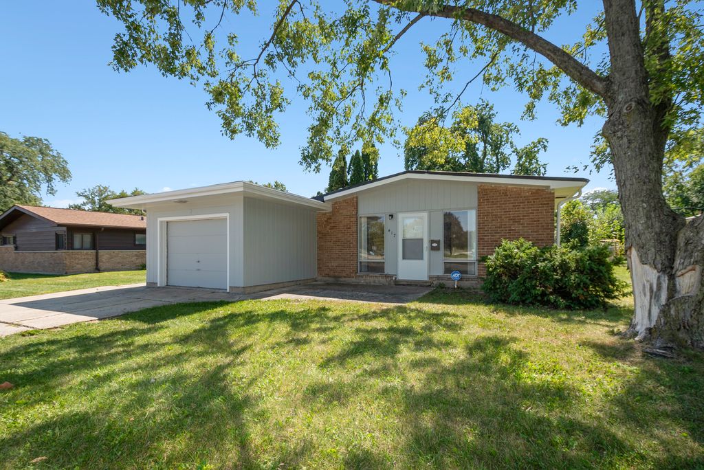 Photo for 417 Lakewood Boulevard, Park Forest, IL 60466 (MLS # 12467423)