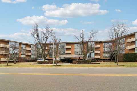 Photo of 1301 N Western Avenue #307, Lake Forest, IL 60045 (MLS # 12575161)