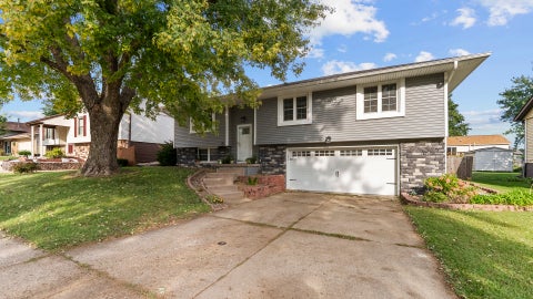 Photo of 5807 FILLMORE Street, Davenport, IA 52806 (MLS # 12759810)