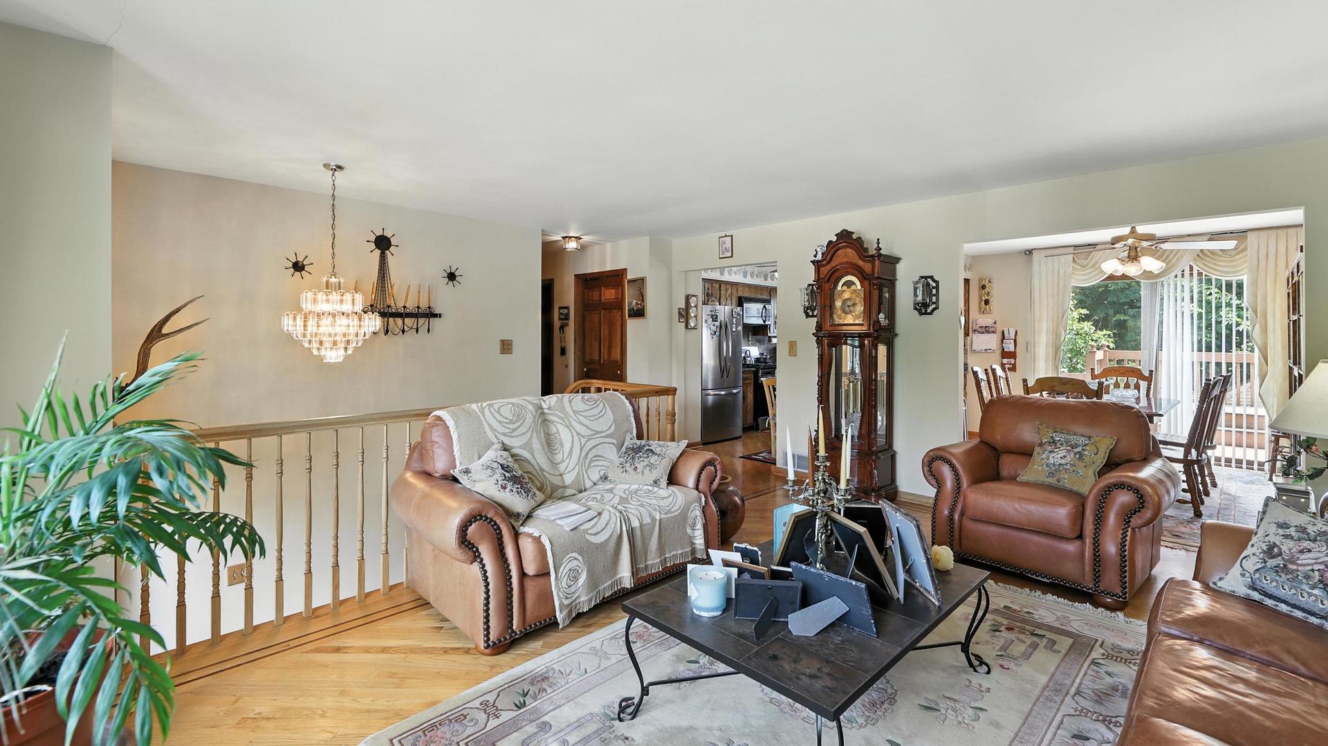 953 W SURREY Road
