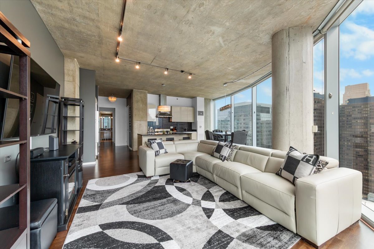 600 N FAIRBANKS Court 3301