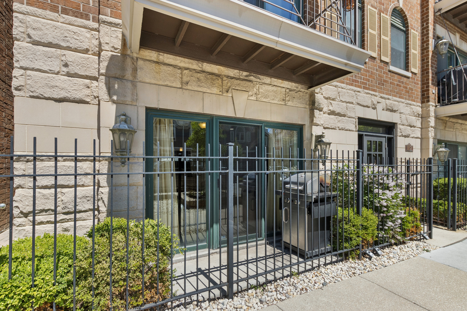 1152 W Roscoe Street 1W