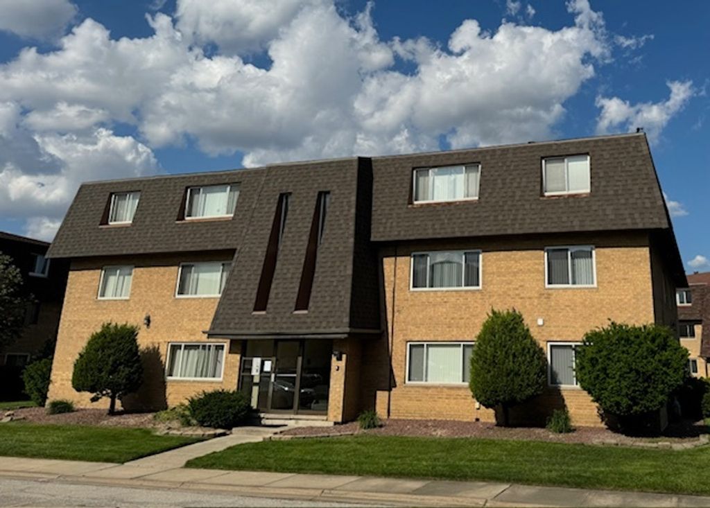 Photo for 10437 Natoma Avenue #6, Chicago Ridge, IL 60415 (MLS # 12484703)