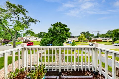 Tiny photo for 2609 Eisenhower Drive, Des Plaines, IL 60018 (MLS # 12497735)