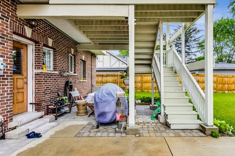 Tiny photo for 2609 Eisenhower Drive, Des Plaines, IL 60018 (MLS # 12497735)