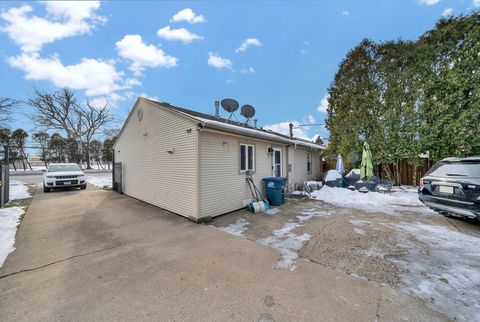 Tiny photo for 664 E Oakton Street, Des Plaines, IL 60018 (MLS # 12533862)