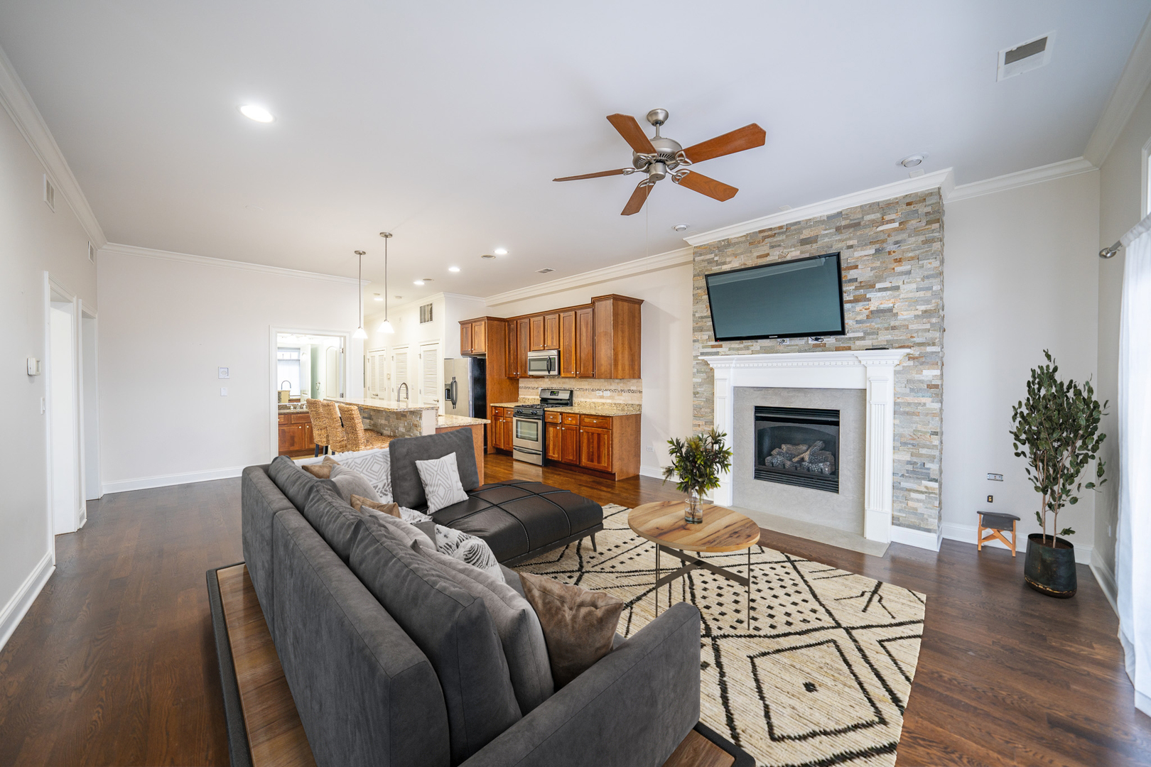 4141 N Kedzie Avenue 201