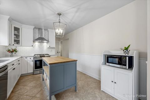 Tiny photo for 152 Walnut Drive, St. Charles, IL 60174 (MLS # 12569167)