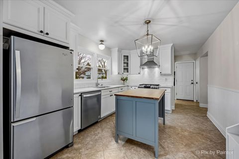 Tiny photo for 152 Walnut Drive, St. Charles, IL 60174 (MLS # 12569167)