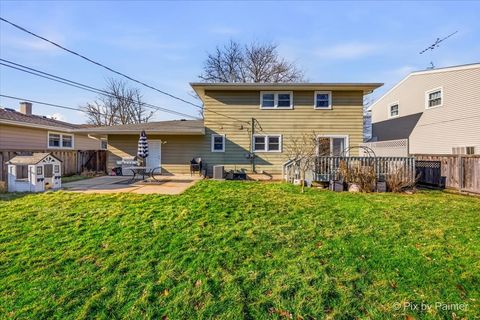 Tiny photo for 152 Walnut Drive, St. Charles, IL 60174 (MLS # 12569167)