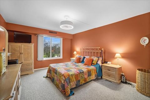 Tiny photo for 1515 E Central Road #462B, Arlington Heights, IL 60005 (MLS # 12600647)