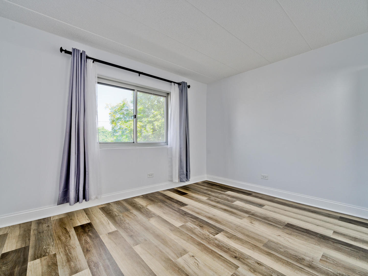 Northbrook, Illinois 60062, United States, 2 Bedrooms Bedrooms, ,2 BathroomsBathrooms,Residential,Active,223050