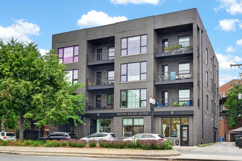 Photo of 2024 W Irving Park Road #302, Chicago, IL 60618 (MLS # 12651387)