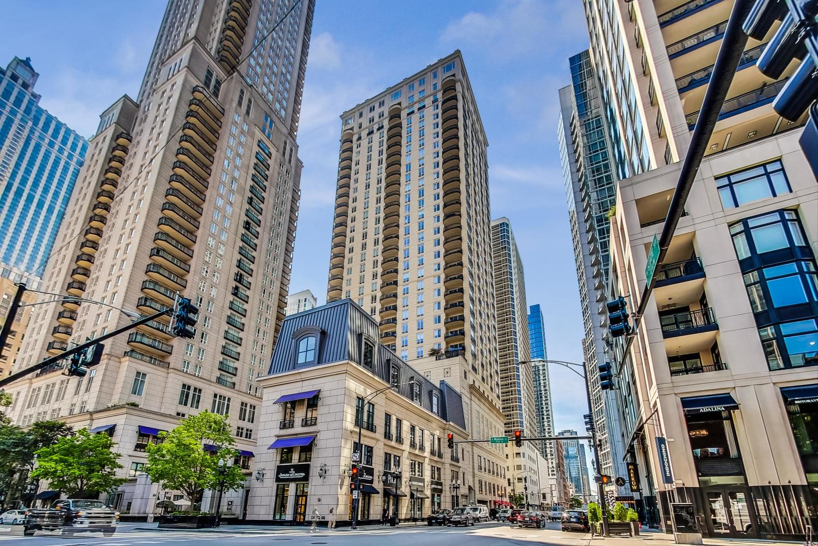 10 E Delaware Place 20A