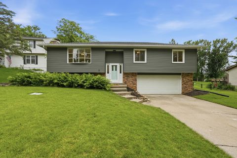 Photo of 1721 E 42nd Court, Davenport, IA 52807 (MLS # 12688285)
