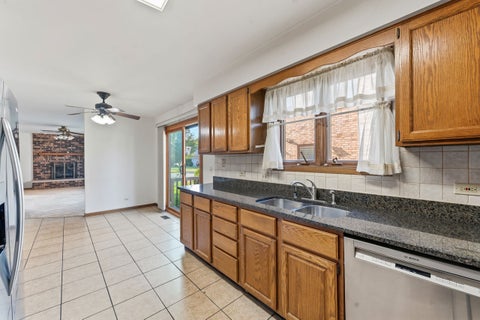 Tiny photo for 736 Concord Lane, Des Plaines, IL 60016 (MLS # 12752616)