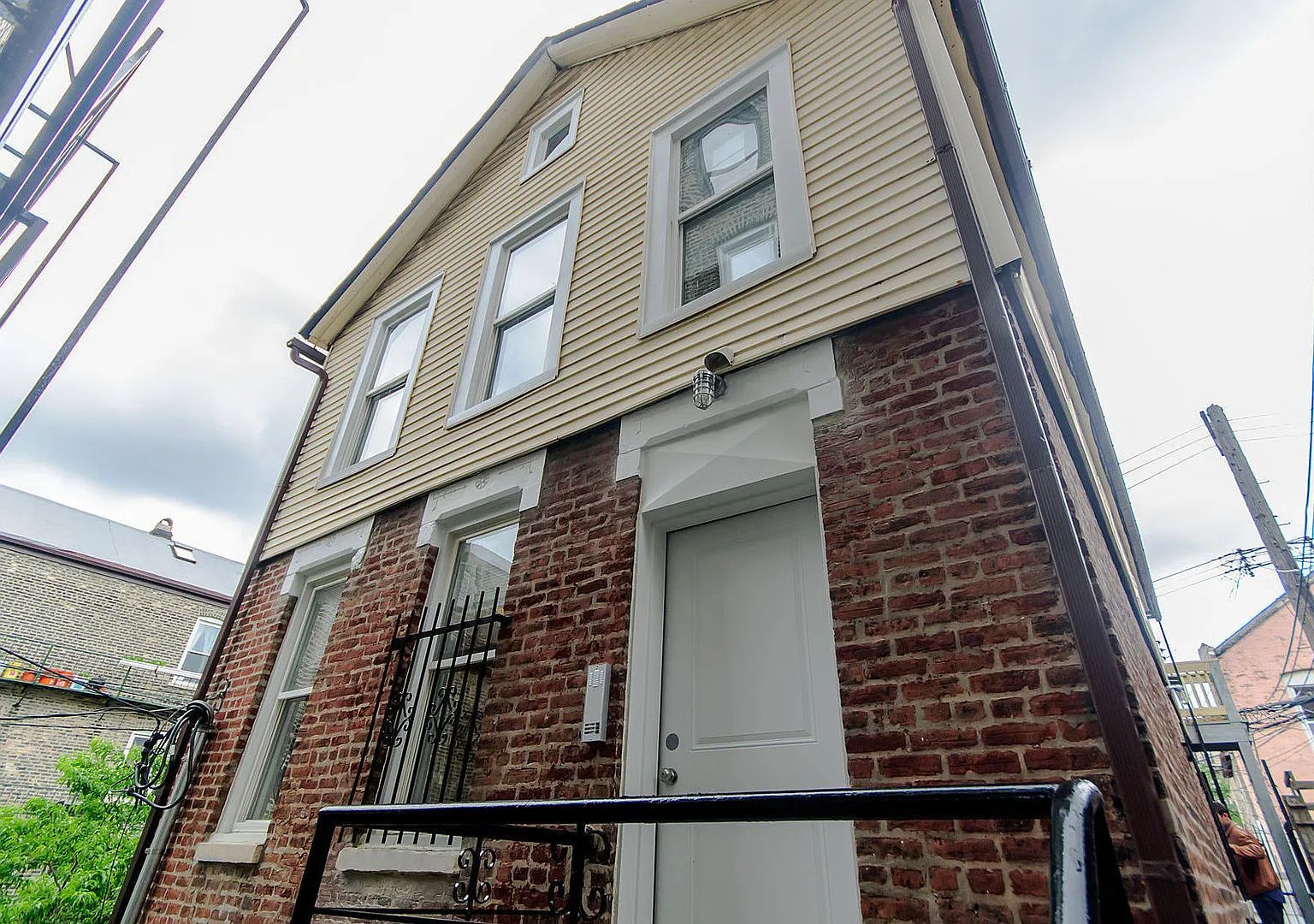 1334 W 18th Place