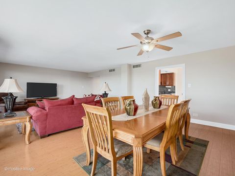 Tiny photo for 465 W Dominion Drive #909, Wood Dale, IL 60191 (MLS # 12475255)