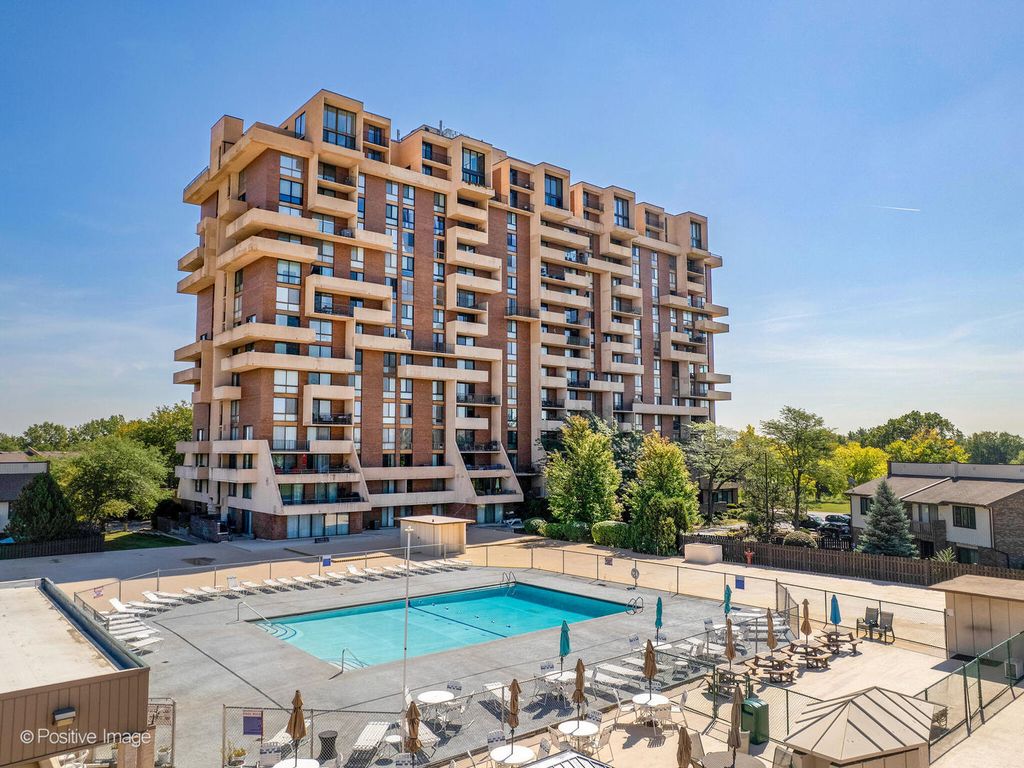 Photo for 465 W Dominion Drive #909, Wood Dale, IL 60191 (MLS # 12475255)