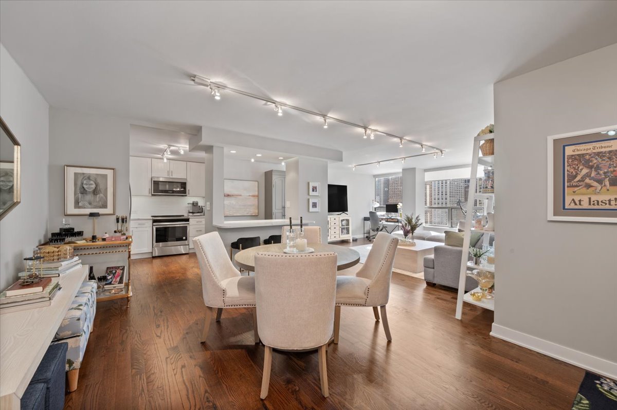 110 E Delaware Place 1803