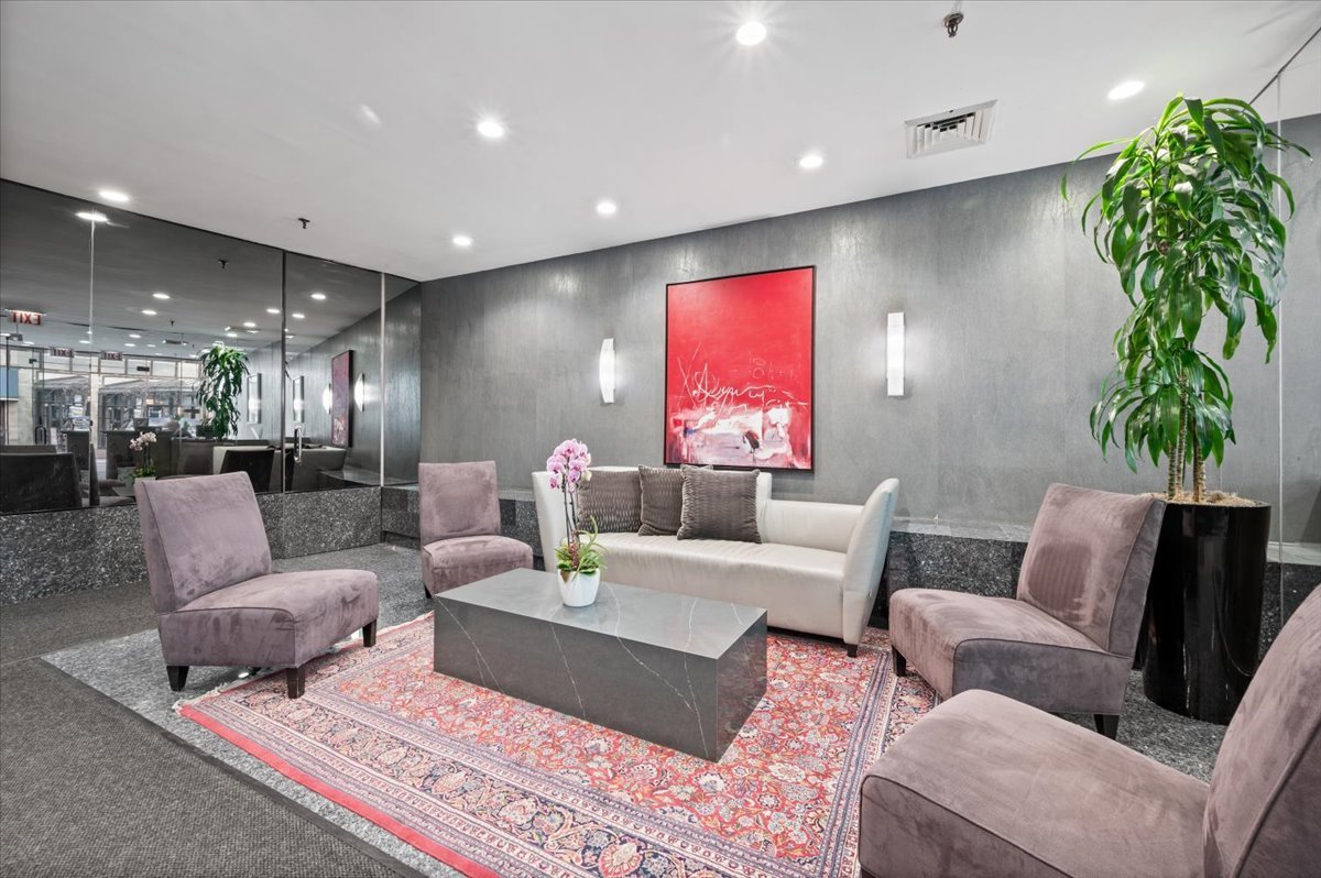 110 E Delaware Place 1803