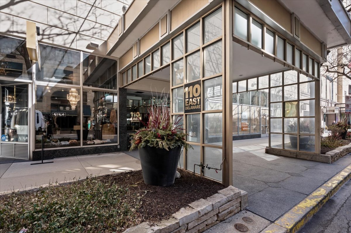 110 E Delaware Place 1803