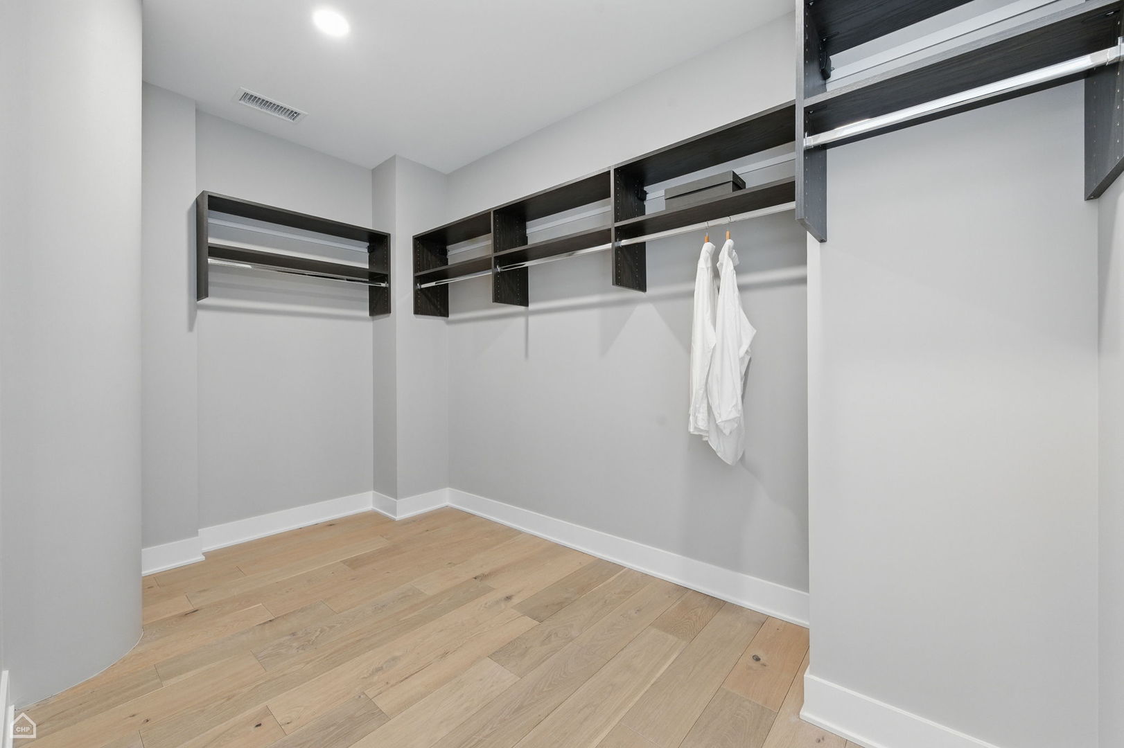 Chicago, Illinois 60654, United States, 3 Bedrooms Bedrooms, ,3 BathroomsBathrooms,Residential,Active,171449