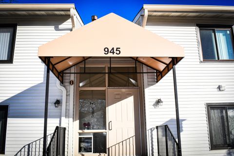 945 Commonwealth Court 4 Vernon Hills IL 60061