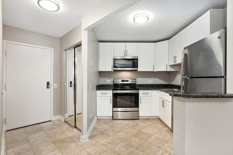 Tiny photo for 5320 N Sheridan Road #403, Chicago, IL 60640 (MLS # 12611517)