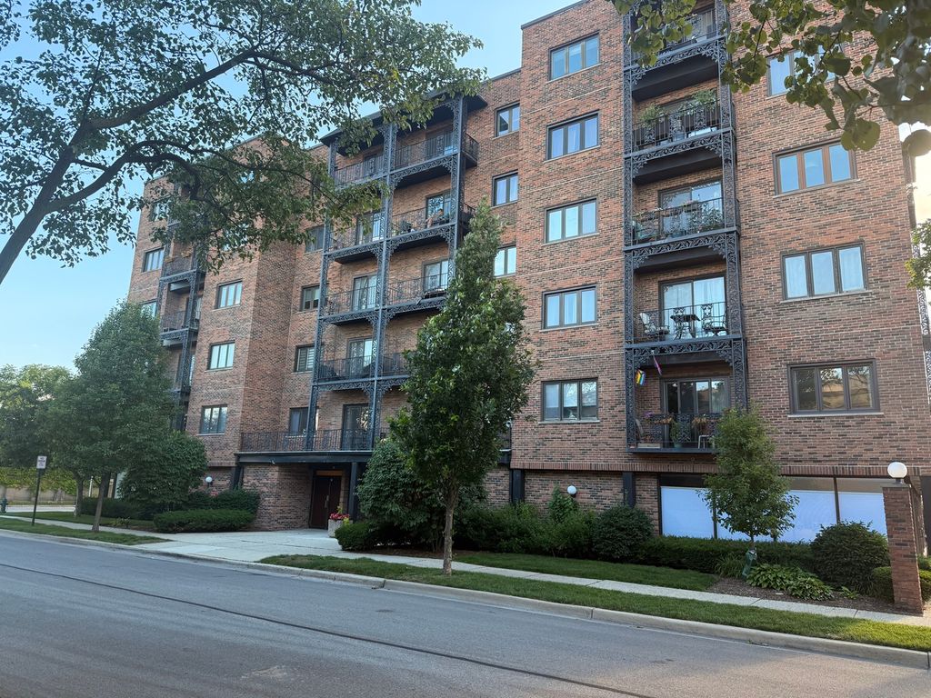 Photo for 414 Clinton Place #302, River Forest, IL 60305 (MLS # 12485100)