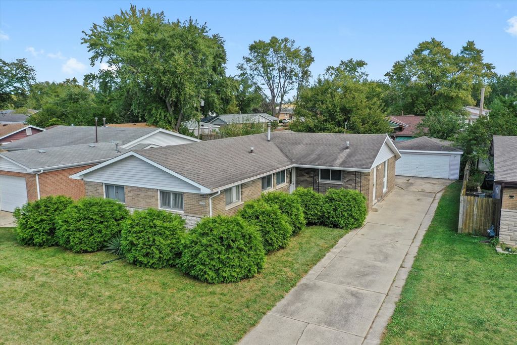 Photo for 15215 Hamlin Avenue, Midlothian, IL 60445 (MLS # 12492638)