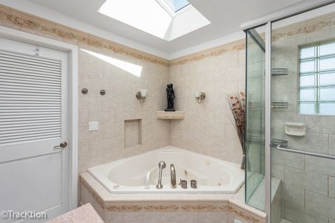 Tiny photo for 23061 N Apple Hill Lane, Lincolnshire, IL 60069 (MLS # 12449407)