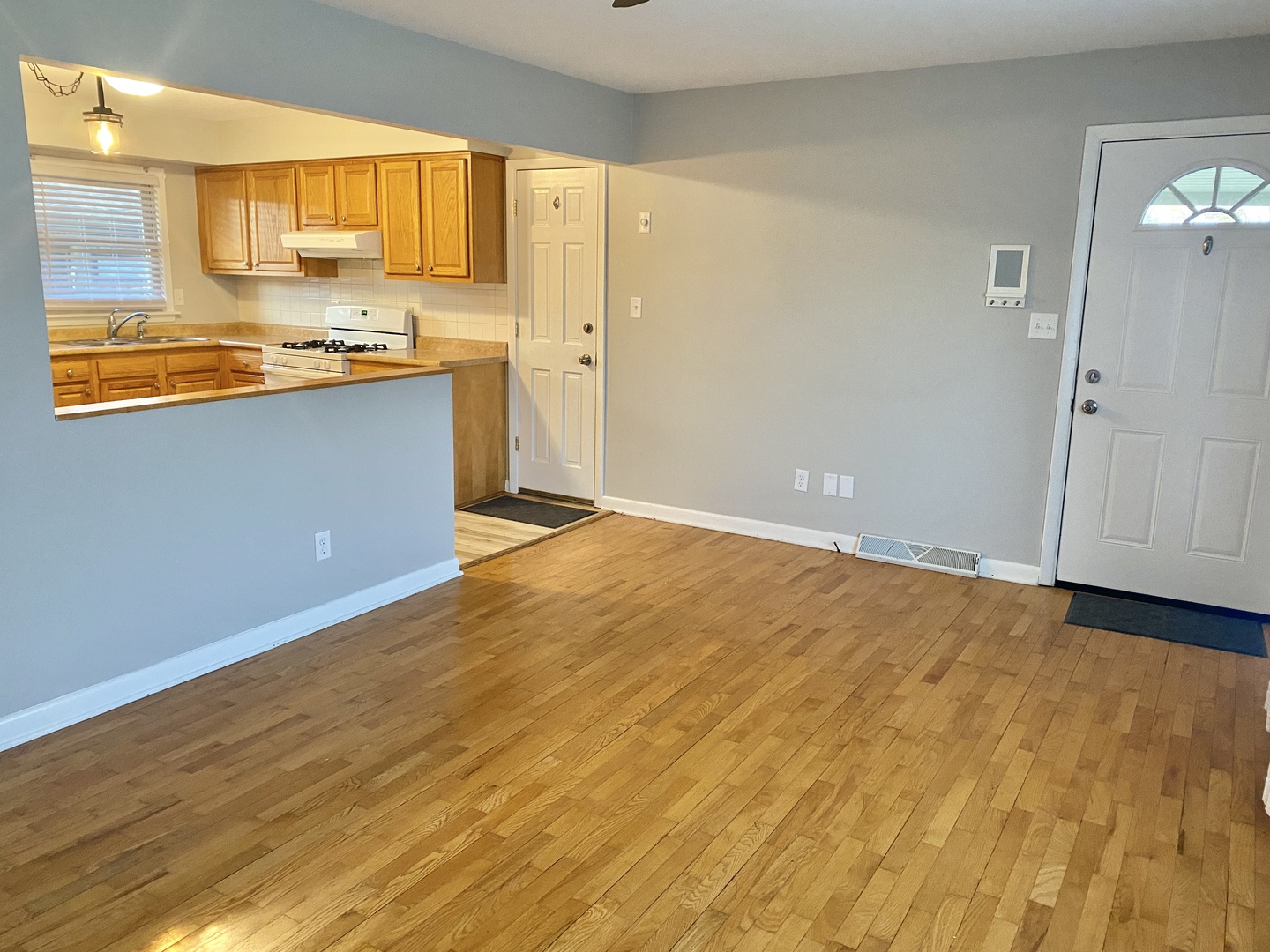 Woodstock, Illinois 60098, United States, 3 Bedrooms Bedrooms, ,1 BathroomBathrooms,Residential,Active,242547