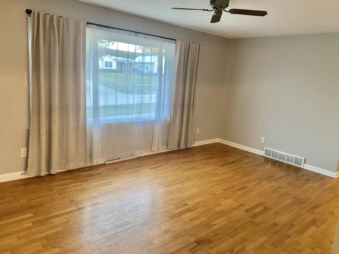 Woodstock, Illinois 60098, United States, 3 Bedrooms Bedrooms, ,1 BathroomBathrooms,Residential,Active,242547