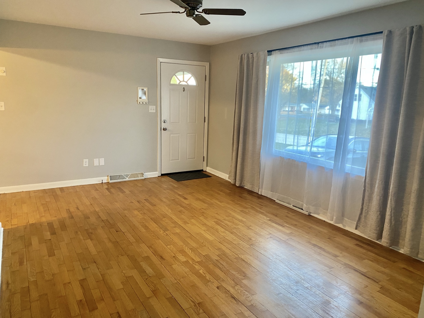 Woodstock, Illinois 60098, United States, 3 Bedrooms Bedrooms, ,1 BathroomBathrooms,Residential,Active,242547