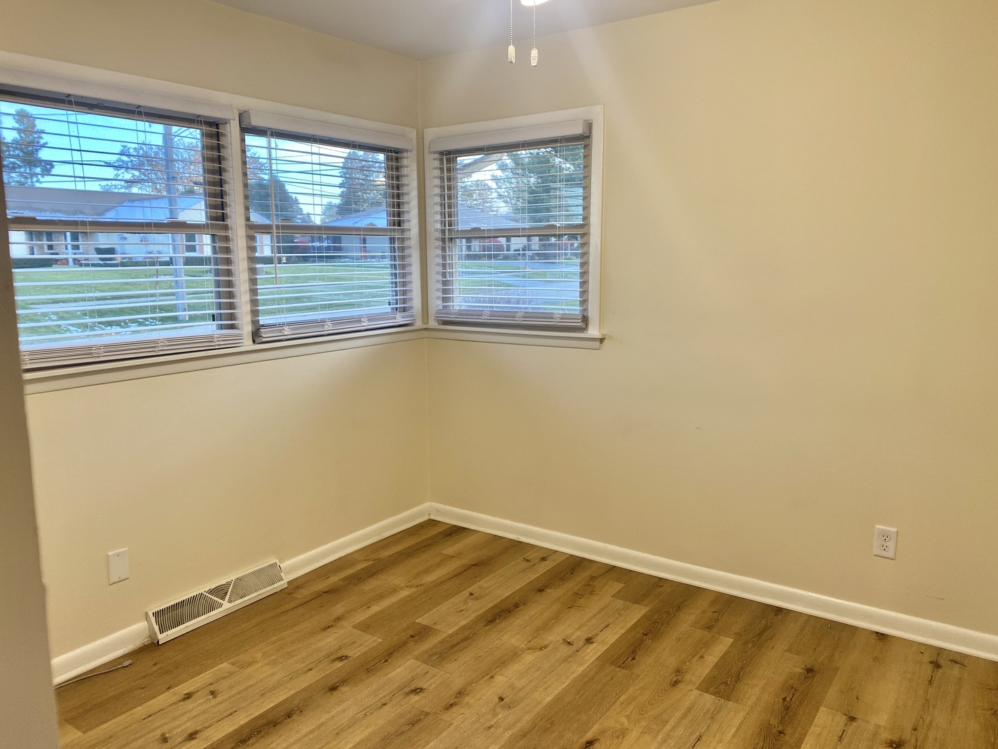 Woodstock, Illinois 60098, United States, 3 Bedrooms Bedrooms, ,1 BathroomBathrooms,Residential,Active,242547