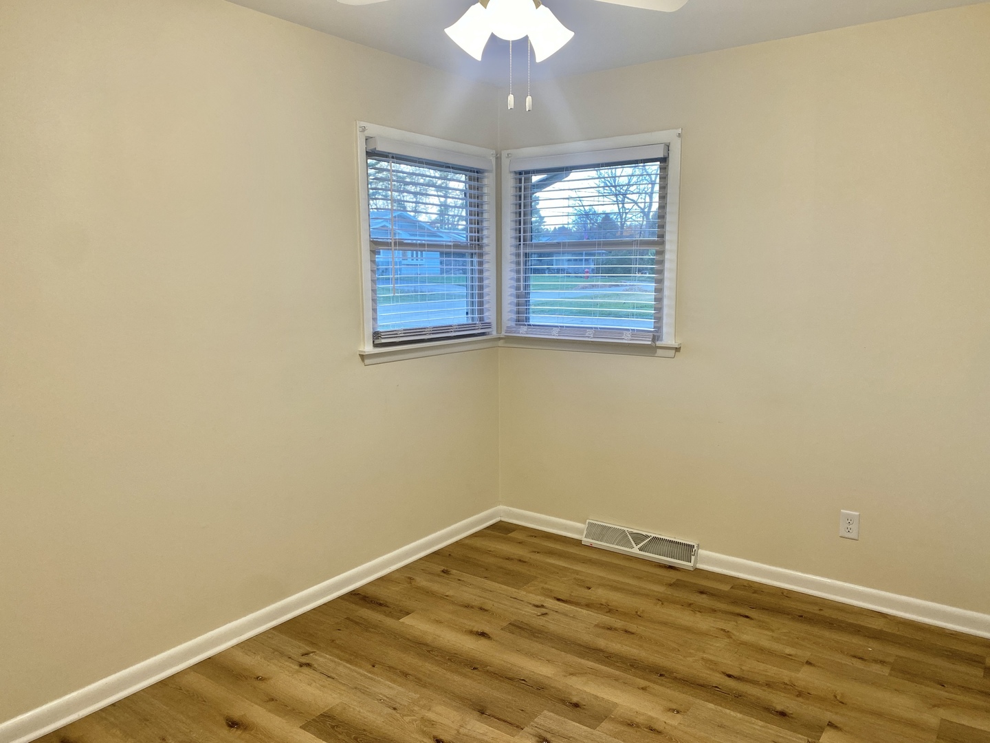 Woodstock, Illinois 60098, United States, 3 Bedrooms Bedrooms, ,1 BathroomBathrooms,Residential,Active,242547