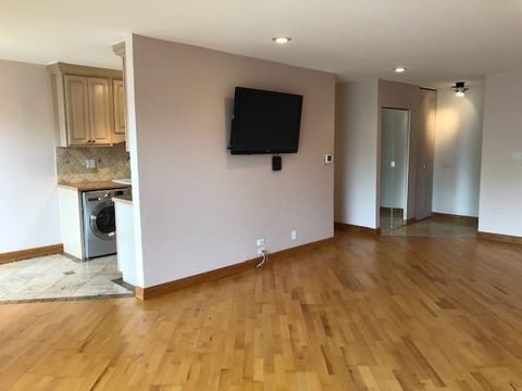 Tiny photo for 725 W Huntington Commons Road #401, Mount Prospect, IL 60056 (MLS # 12573276)