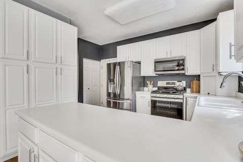 Tiny photo for 586 Harvard Court, Lindenhurst, IL 60046 (MLS # 12482629)