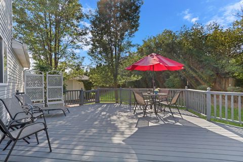 Tiny photo for 586 Harvard Court, Lindenhurst, IL 60046 (MLS # 12482629)