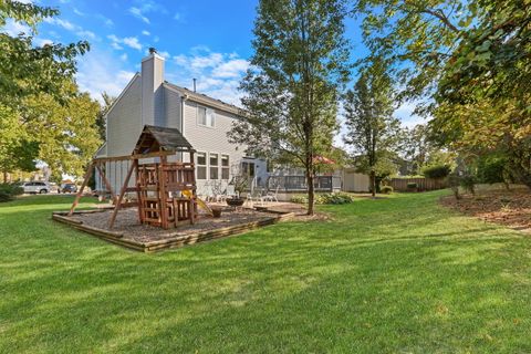 Tiny photo for 586 Harvard Court, Lindenhurst, IL 60046 (MLS # 12482629)