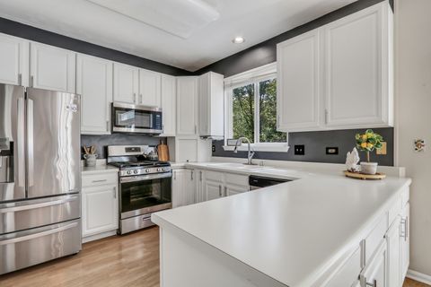 Tiny photo for 586 Harvard Court, Lindenhurst, IL 60046 (MLS # 12482629)