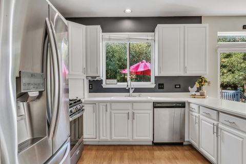 Tiny photo for 586 Harvard Court, Lindenhurst, IL 60046 (MLS # 12482629)