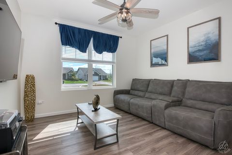 Tiny photo for 824 Spring Drive, Lindenhurst, IL 60046 (MLS # 12556700)