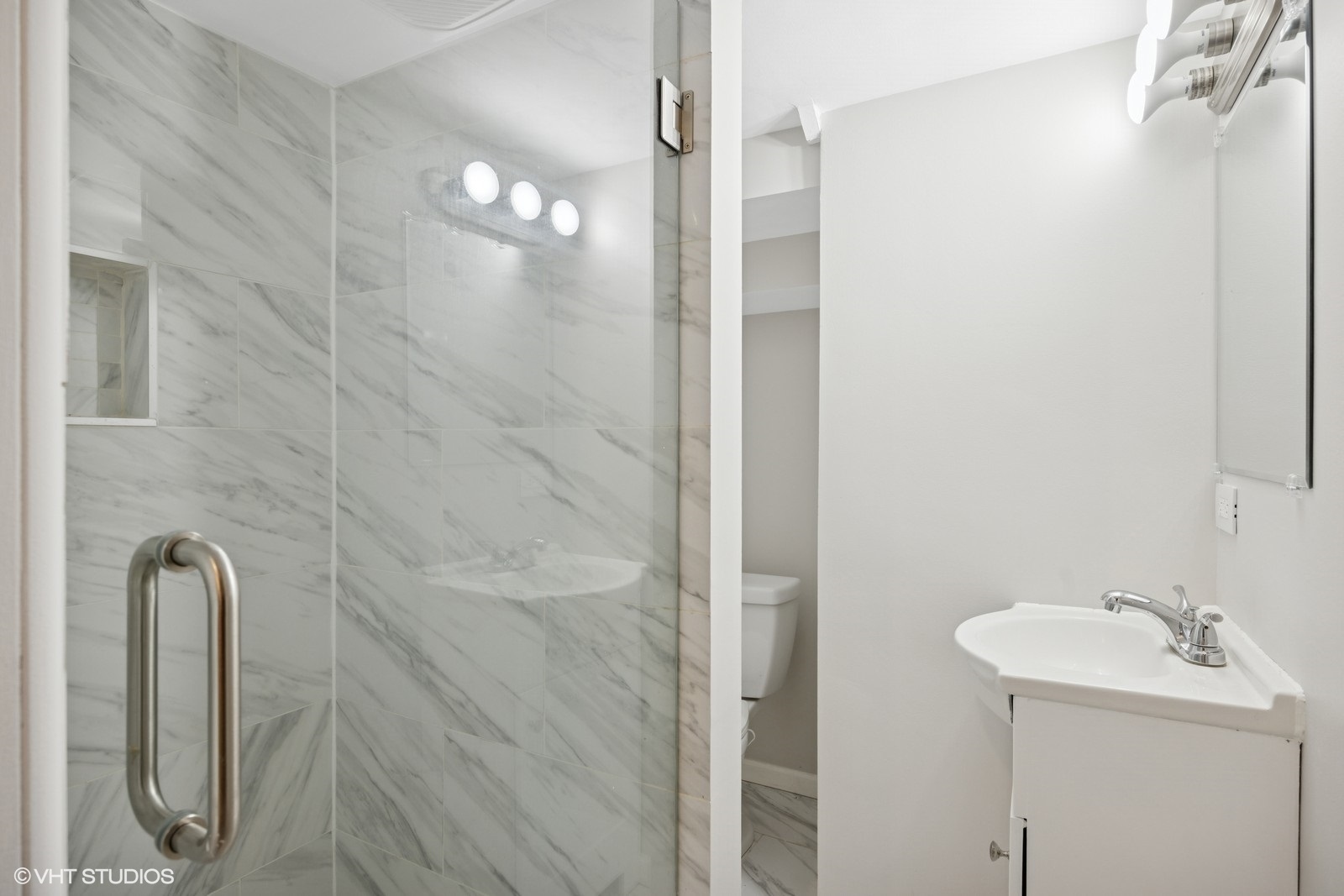 Round Lake Heights, Illinois 60073, United States, 3 Bedrooms Bedrooms, ,4 BathroomsBathrooms,Residential,Active,218056