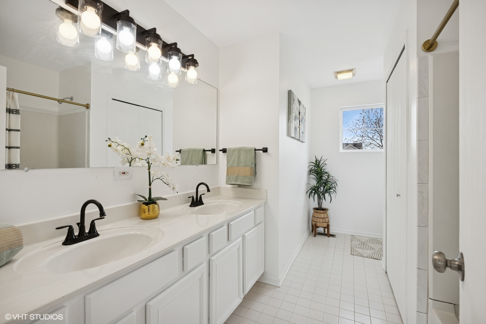 Round Lake Heights, Illinois 60073, United States, 3 Bedrooms Bedrooms, ,4 BathroomsBathrooms,Residential,Active,218056