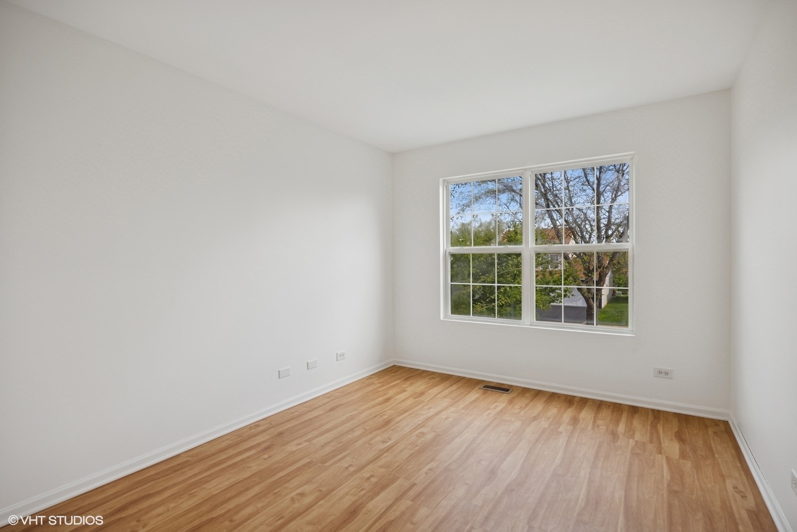 Round Lake Heights, Illinois 60073, United States, 3 Bedrooms Bedrooms, ,4 BathroomsBathrooms,Residential,Active,218056