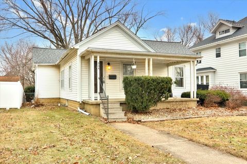 Photo of 904 E Locust Street, Bloomington, IL 61701 (MLS # 12536440)