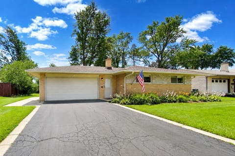 Photo of 301 Lance Drive, Des Plaines, IL 60016 (MLS # 12732406)